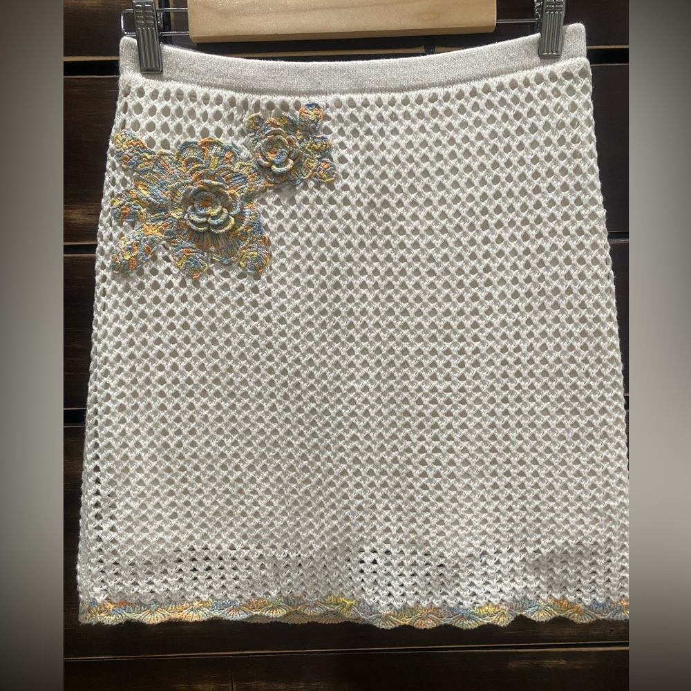 Abercrombie & Fitch White Crochet Skirt with Floral Accents/size Medium